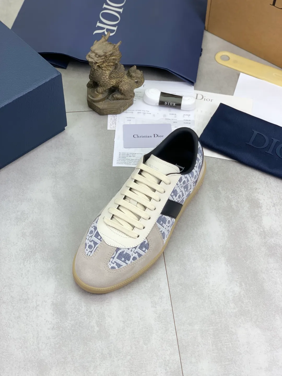 Men's men's shoes 💰P542 New Dior B01 top version of moral training shoes! ! ! White first-layer cowhide, fully oiled upper, original TPU molded outsole. New to the Fall 2025 collection, this sneaker marks the return of Dior’s classic style, reinterpreted in a stylish and elegant silhouette. Crafted from white smooth first-grain cowhide with a tonal silk sheepskin lining, it features the Dior logo on the tongue and inner sides, and a CD icon on the heel. Paired with Tpu anti-slip soles of the same color, it can be matched with various styles to create a sophisticated look.  Code number: 39-45 Complete package with airplane box